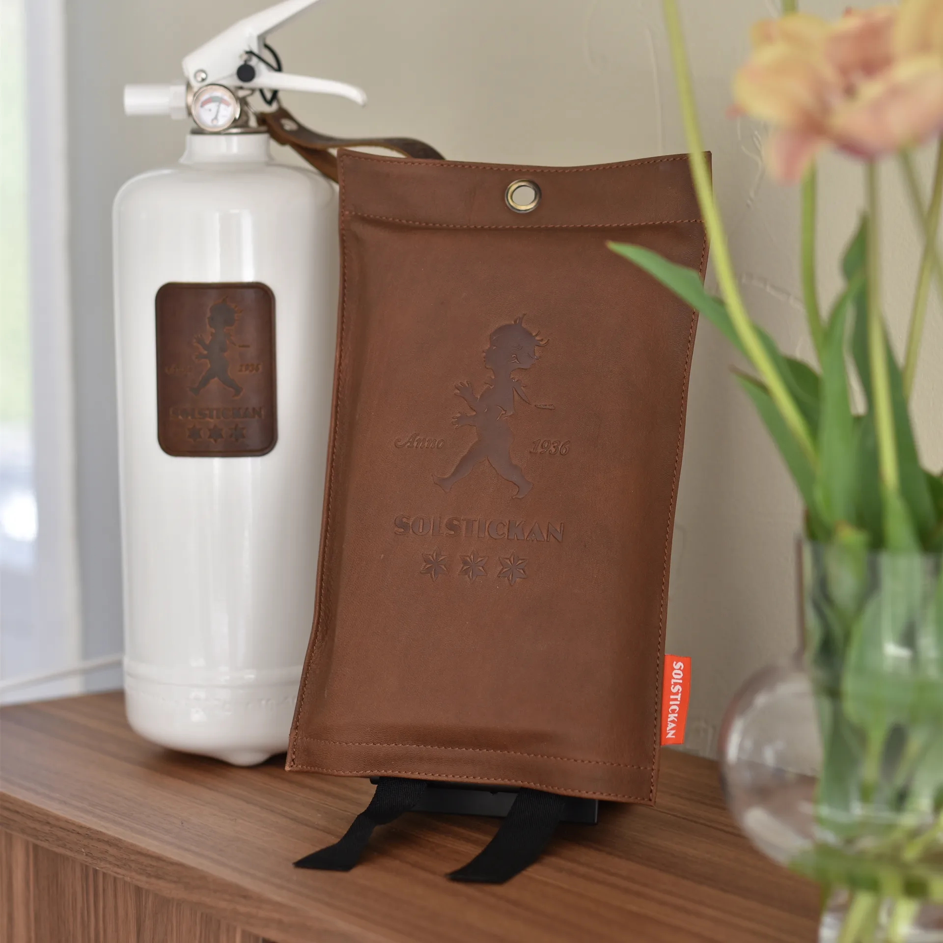 Solstickan brannteppe skinn 120 x 120 cm, Mørk skinn Solstickan Design