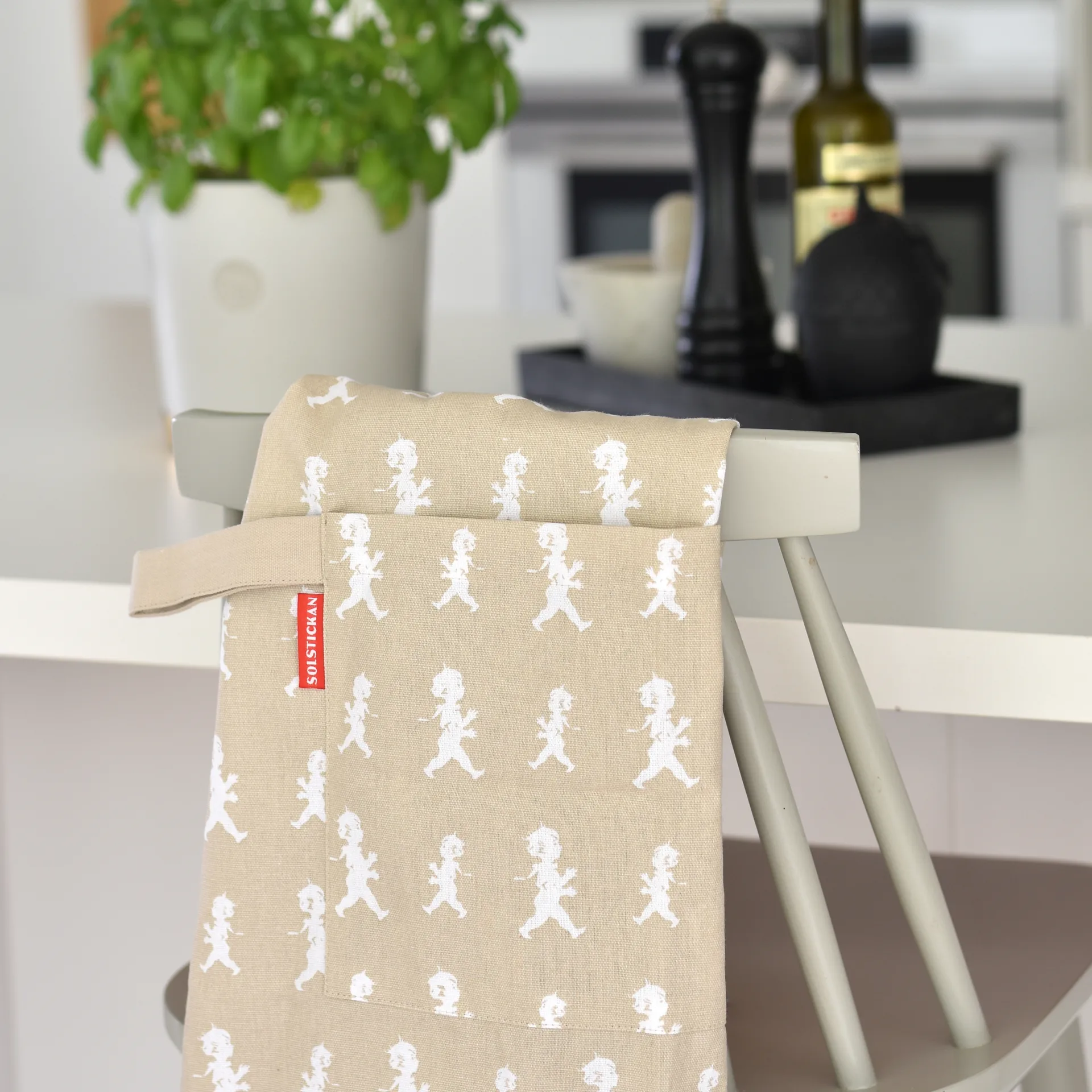 Solstickan forkle voksen, Sand Solstickan Design