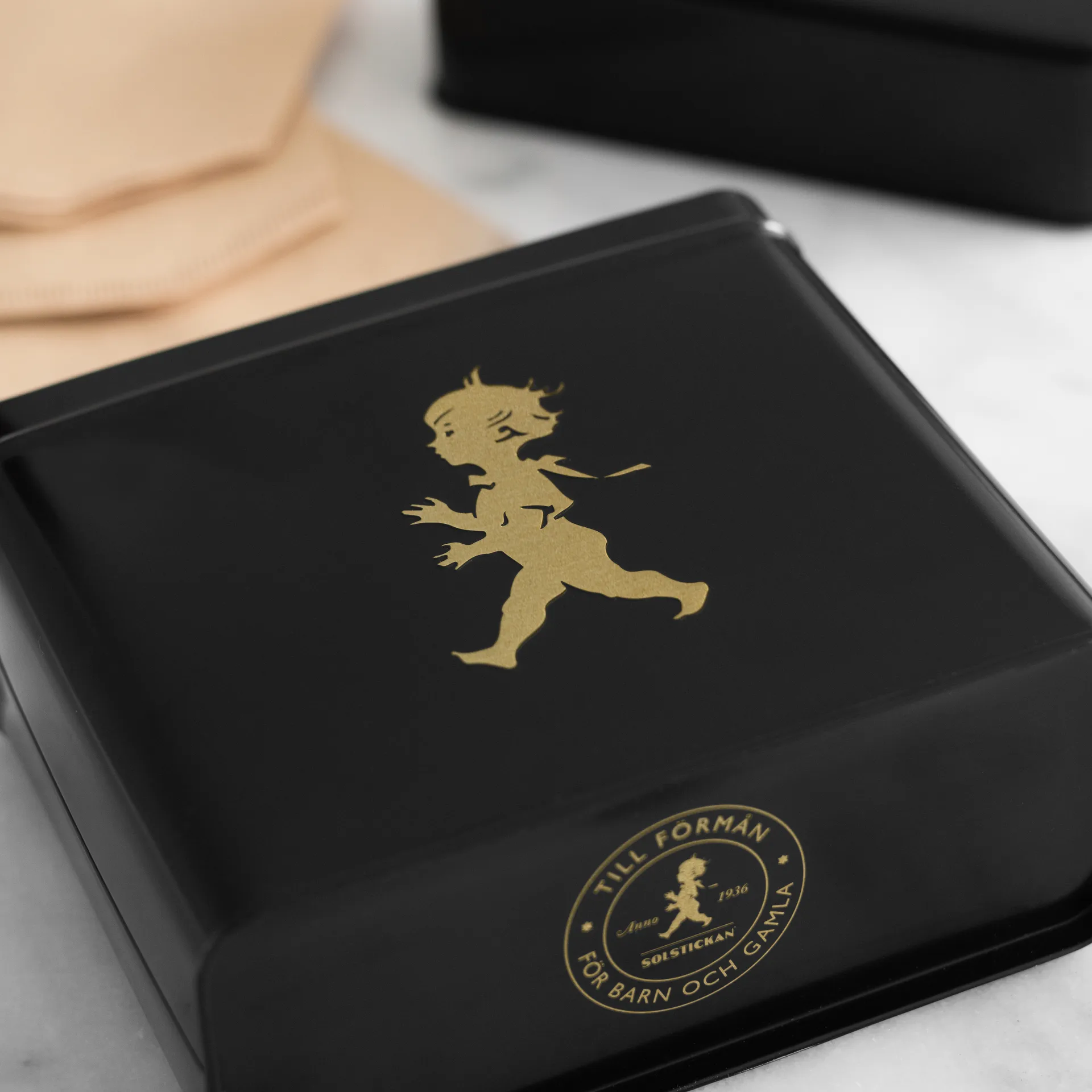 Solstickan kaffefilterboks 15,4 x 17 cm, Sort-gull Solstickan Design