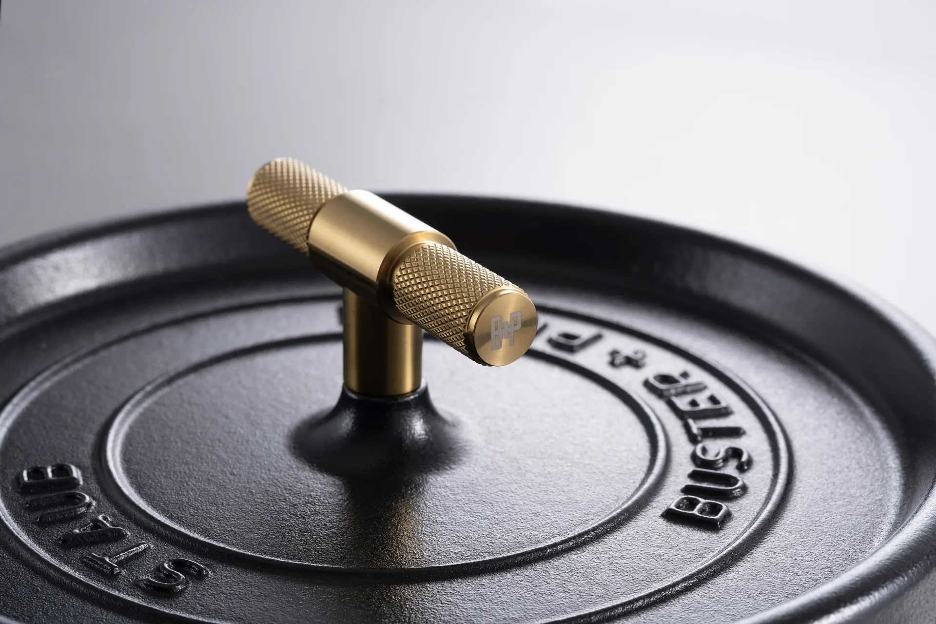 Buster & Punch T-formet knott 8 cm, Messing STAUB