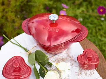 Staub La Cocotte hjertegryte 1,75 L - Rød - STAUB