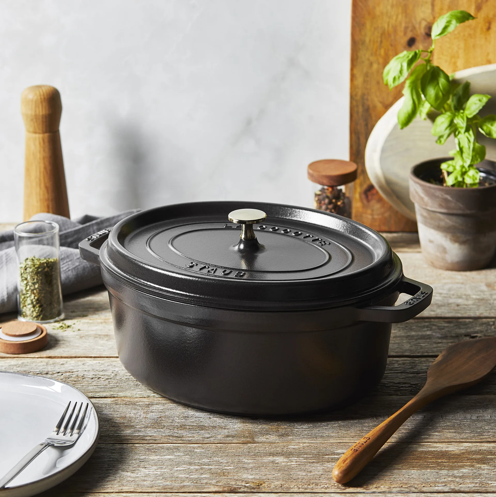 Staub La Cocotte oval gryte støpejern 2,35 L, Svart STAUB