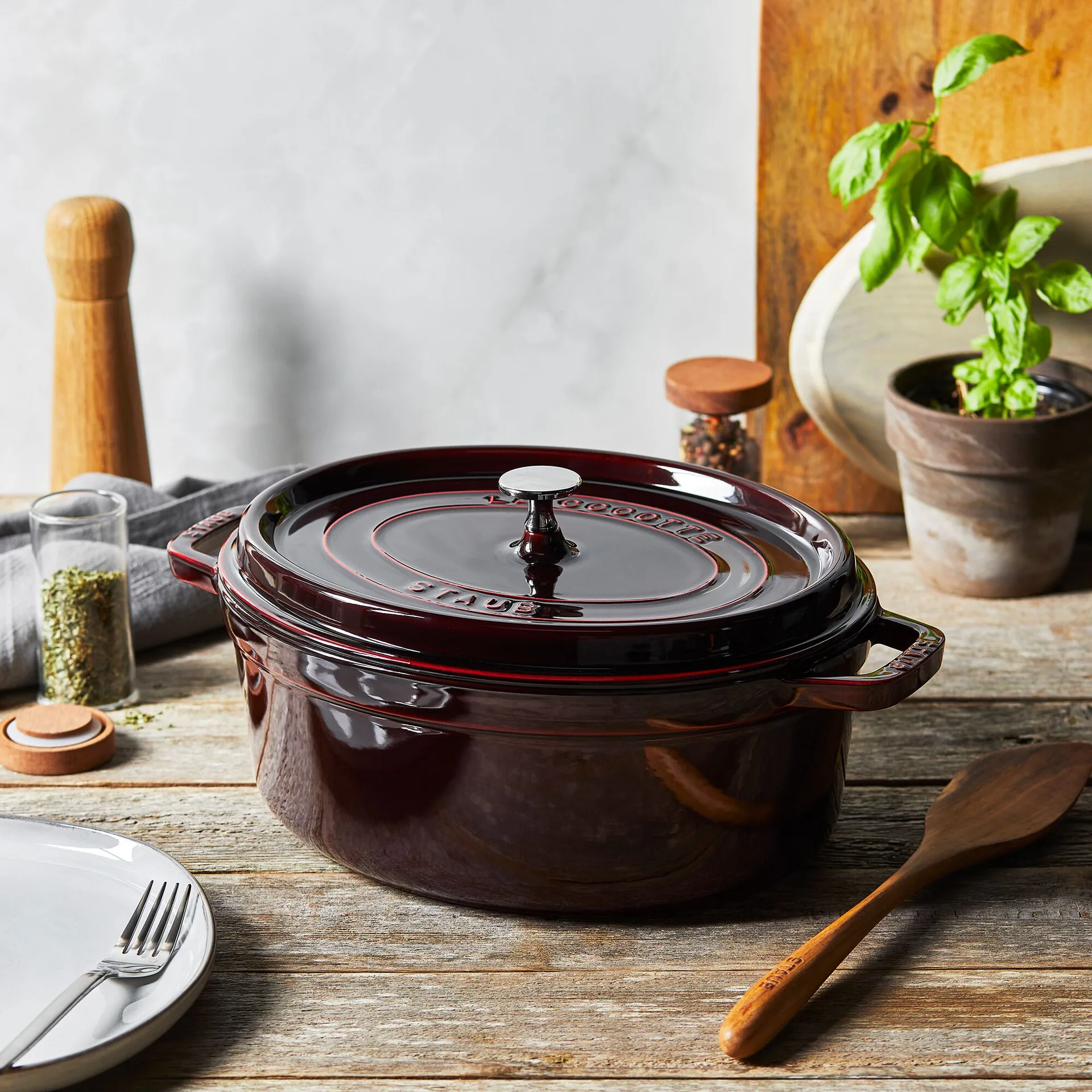Staub La Cocotte oval gryte støpejern 4,2 L, Grenadinerød STAUB