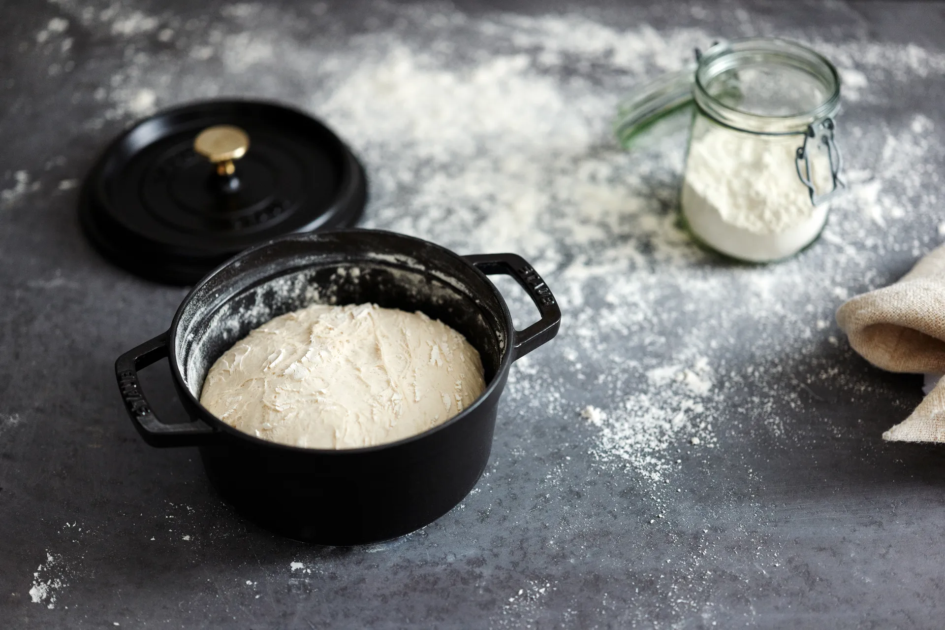 Staub La Cocotte rund gryte støpejern 2,6 L, Svart STAUB