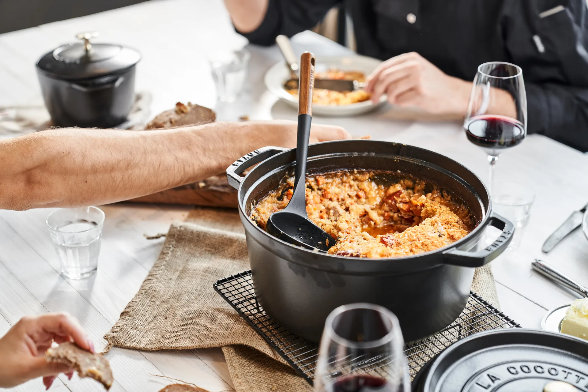 Staub La Cocotte rund gryte støpejern 8,4 L, Svart STAUB