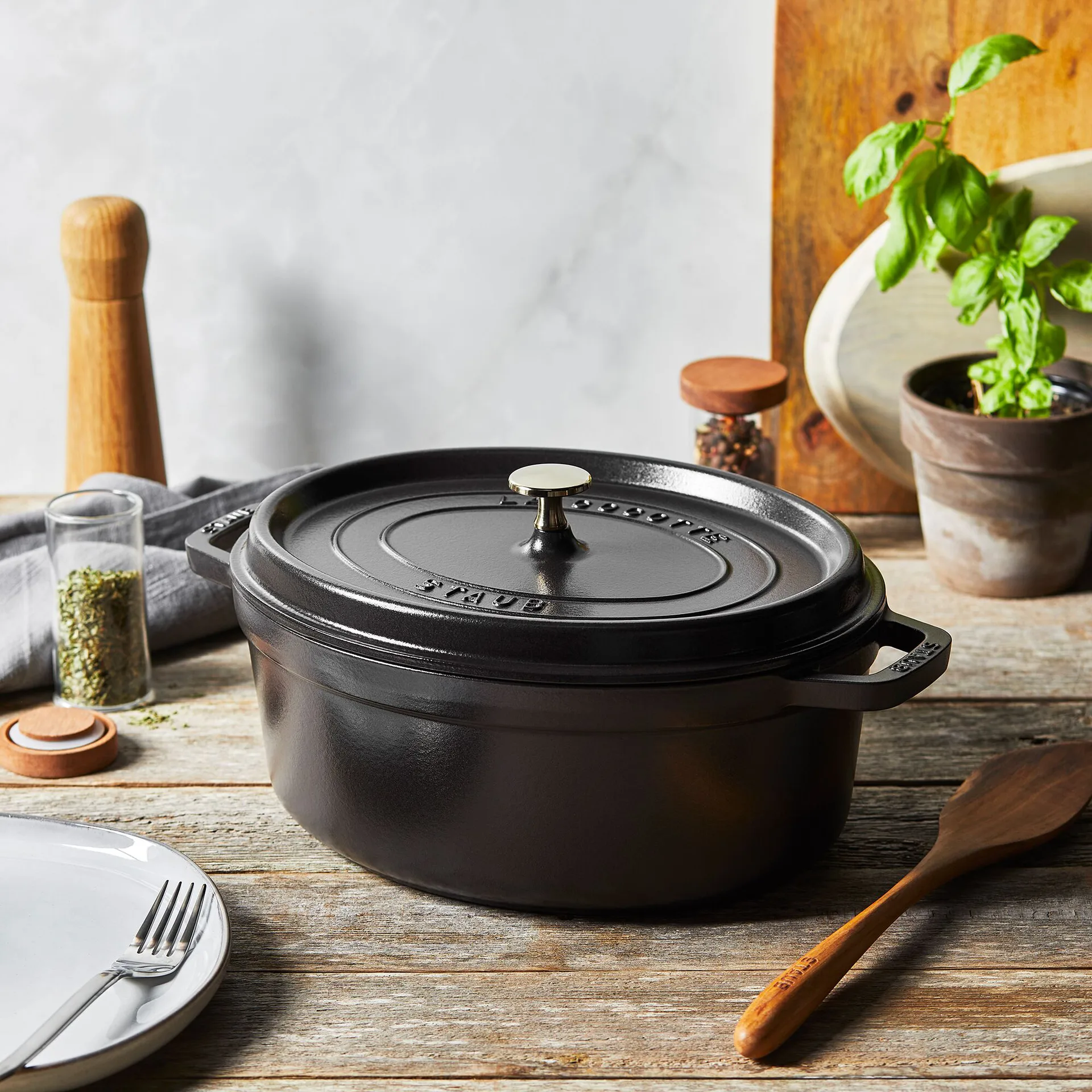 Staub oval gryte av støpejern 4,2 l, svart STAUB