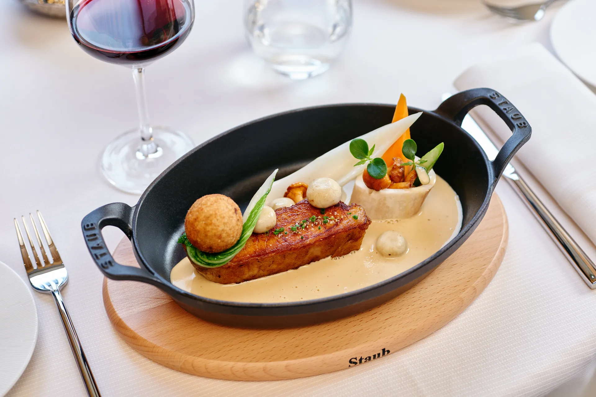 Staub oval ovnsform støpejern 24 cm, Kirsebær STAUB