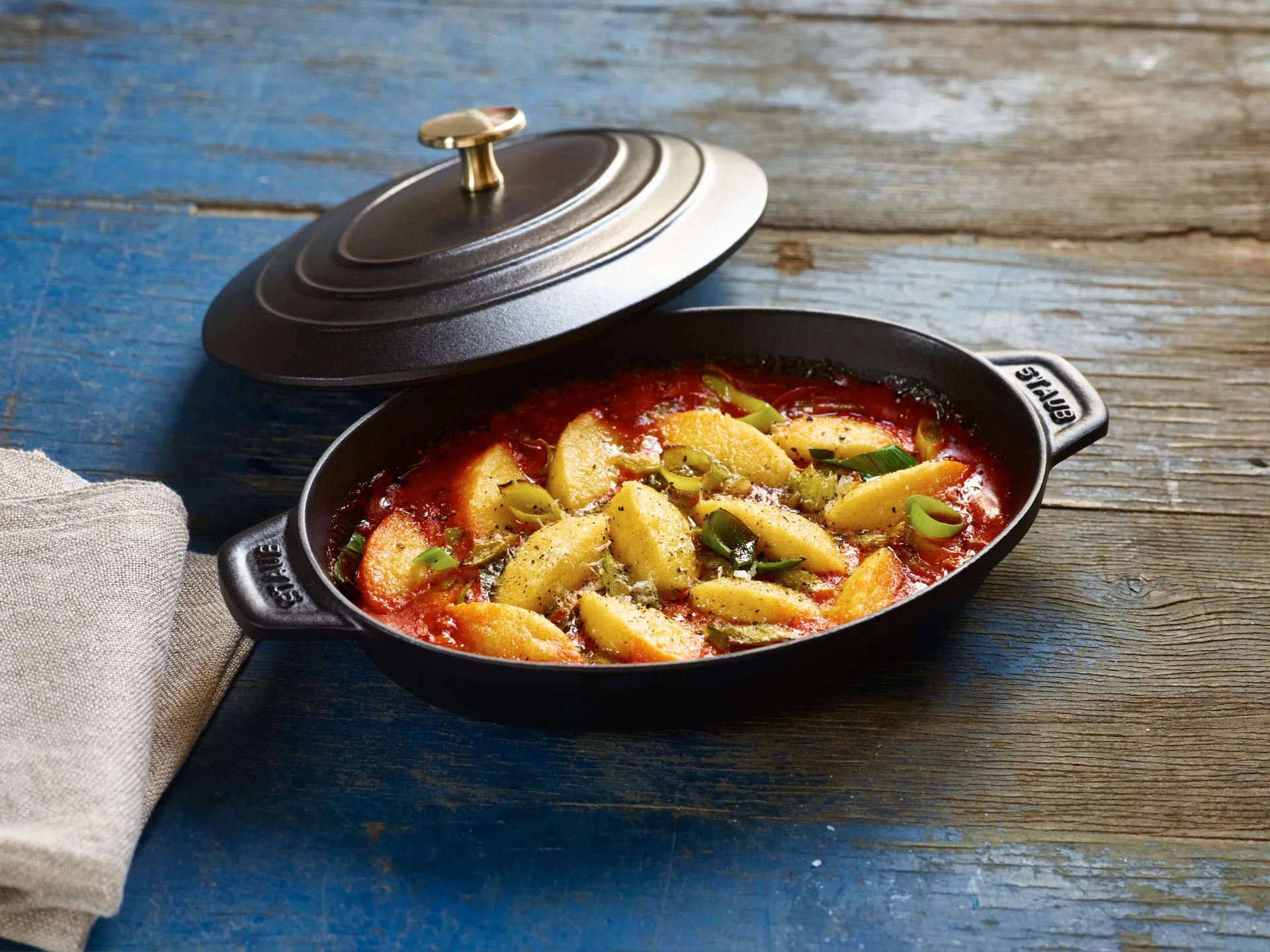 Staub ovnsform støpejern med lokk oval 23 cm, Svart STAUB