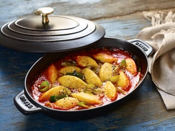 Staub ovnsform støpejern med lokk oval 23 cm - Svart - STAUB