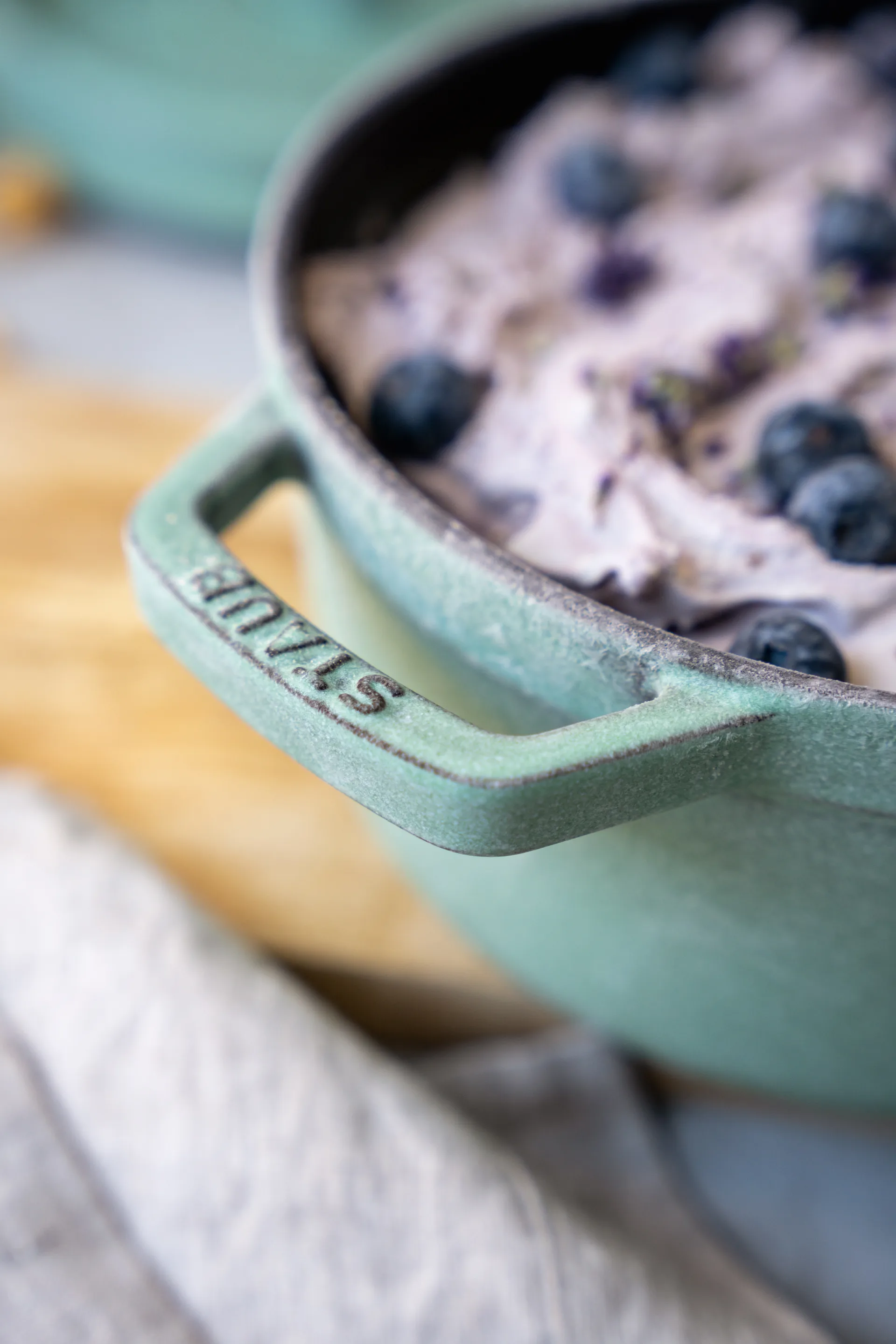 Staub rund gryte av støpejern 3,8 l, Salvie STAUB