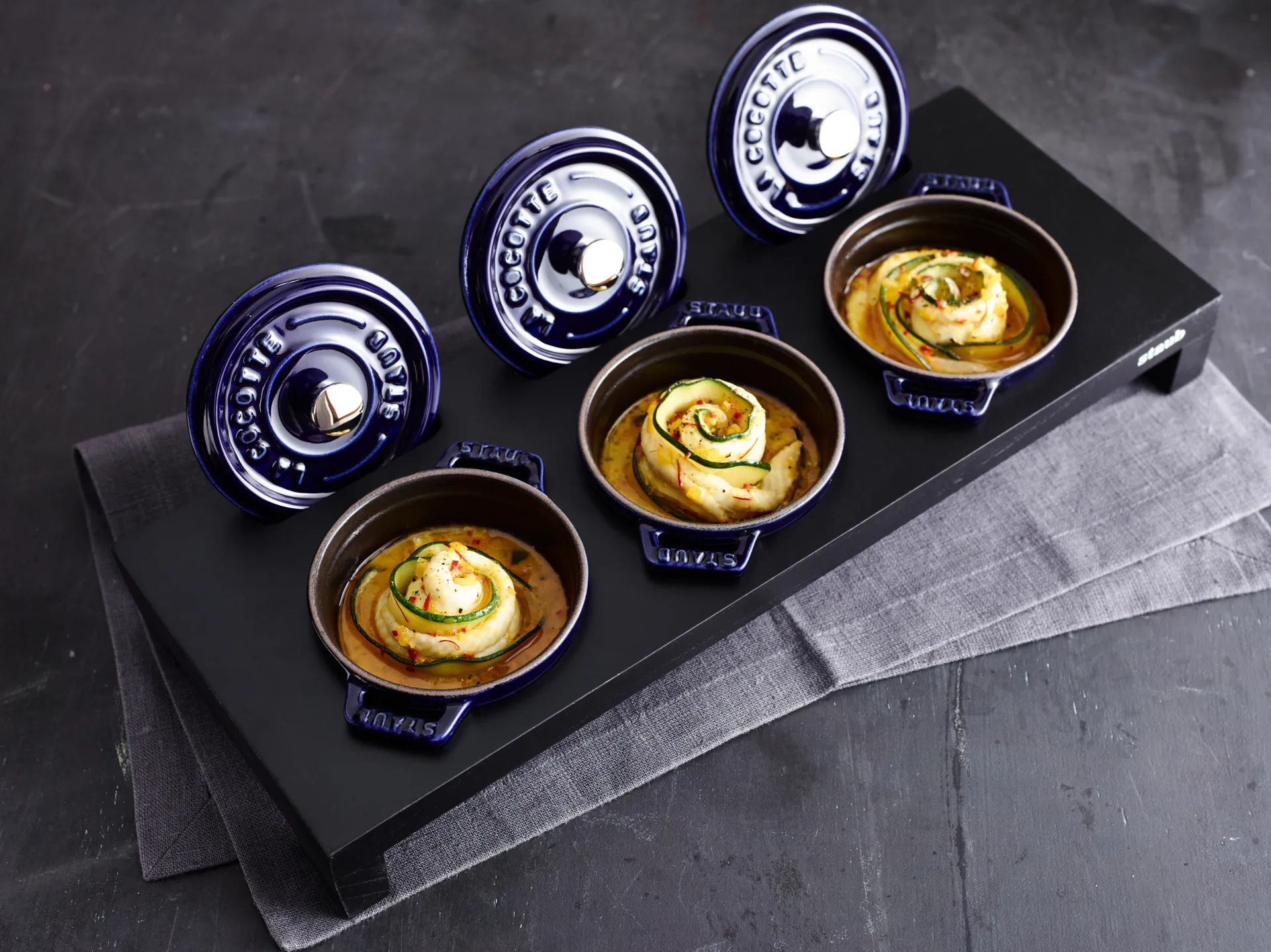 Staub serveringsholder til 3 minigryter, Svart STAUB