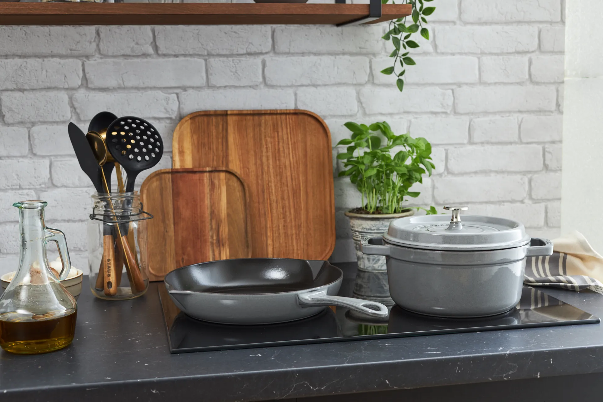 Staub stekepanne støpejern med helletut Ø26 cm, Grafittgrå STAUB