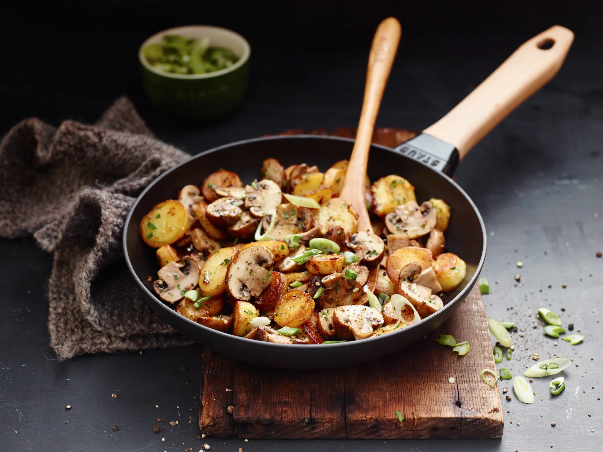 Staub stekepanne støpejern svart lyst trehåndtak, Ø24 cm STAUB