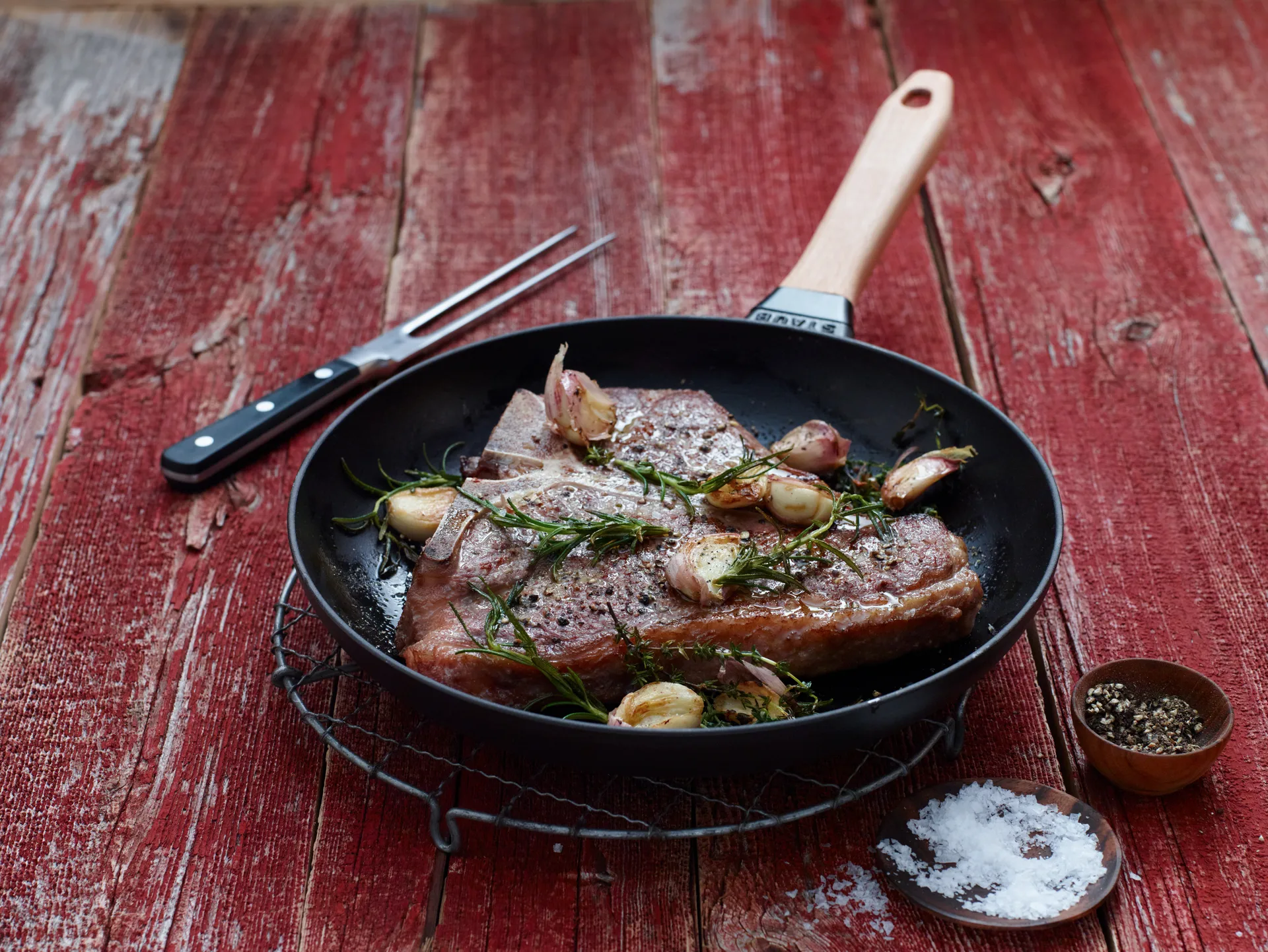 Staub stekepanne støpejern svart lyst trehåndtak, Ø28 cm STAUB