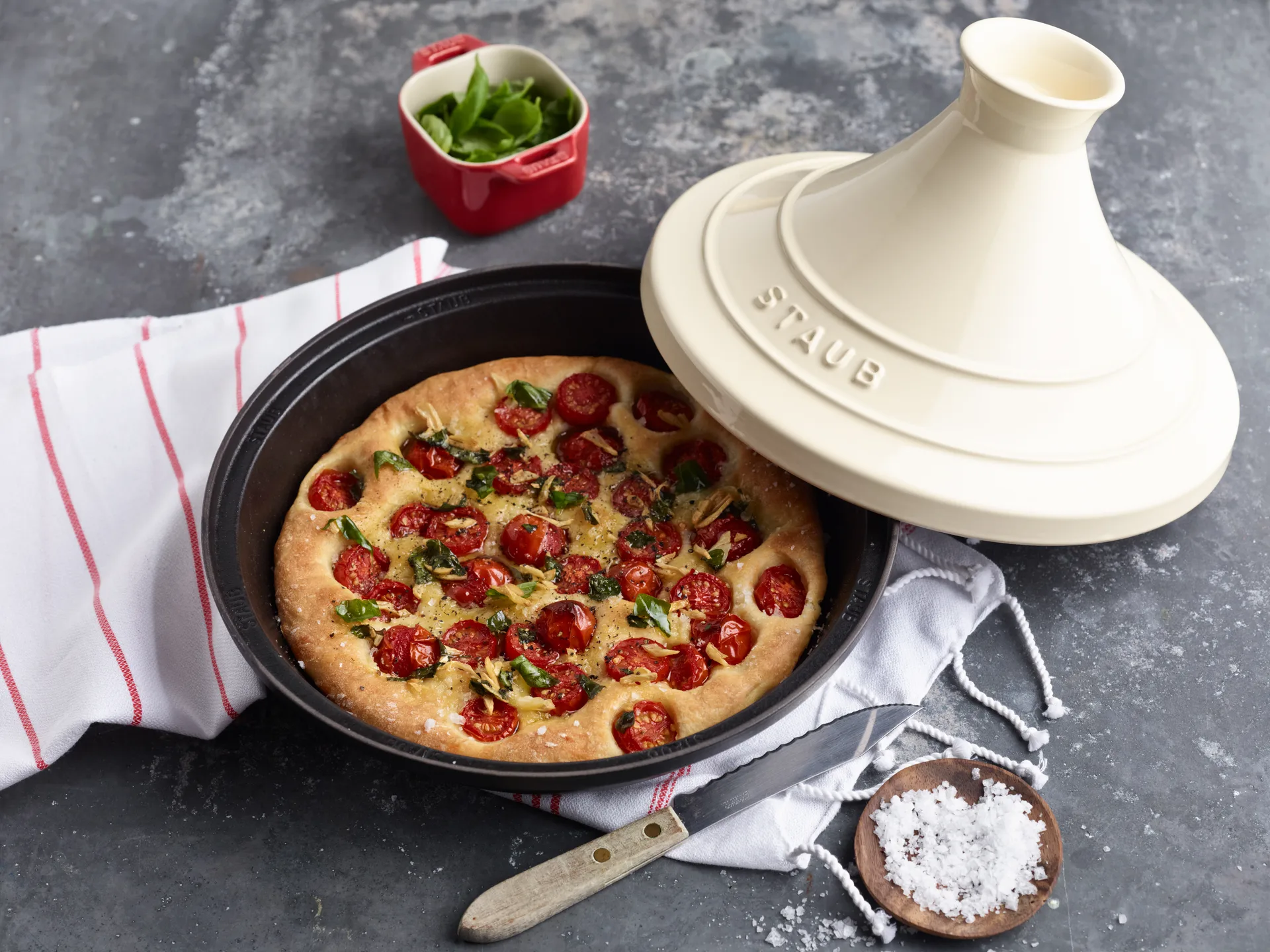 Staub Tagine støpejern svart-beige, 28 cm STAUB