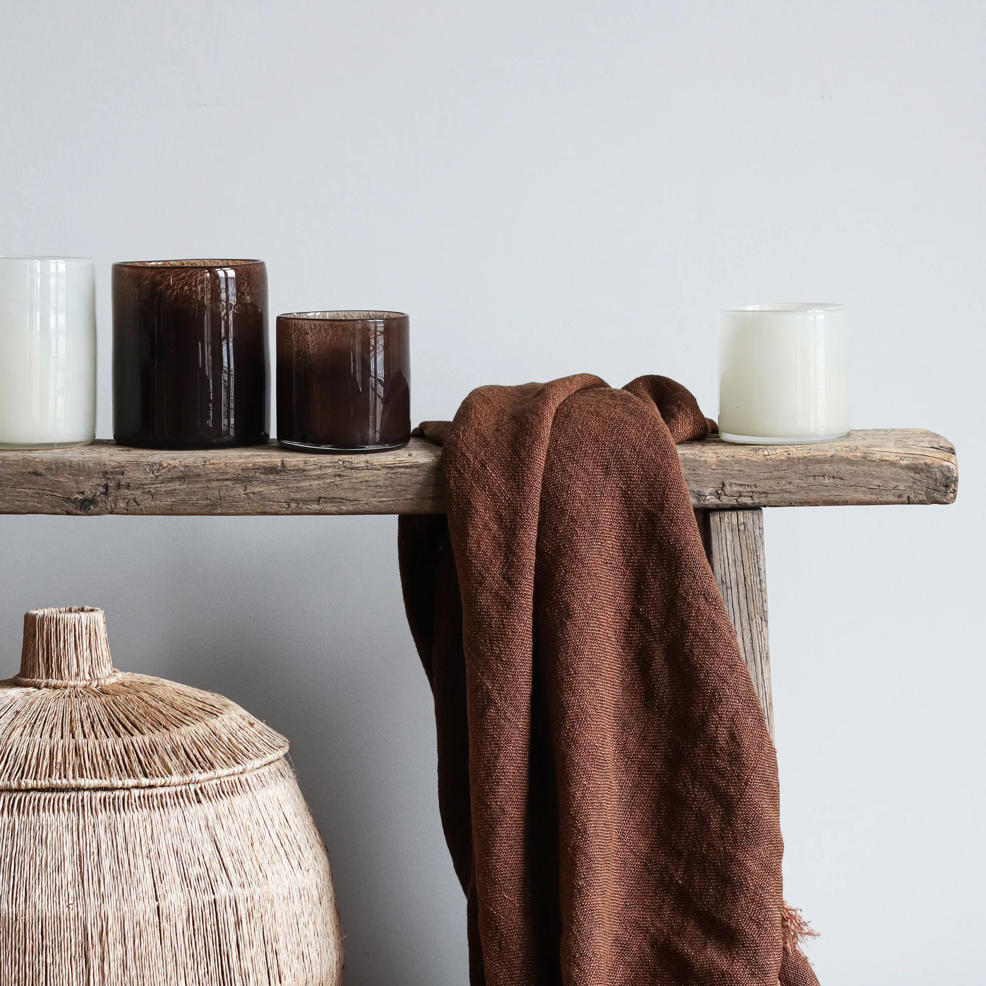 Lyric lysholder M, Linen (hvit) Tell Me More