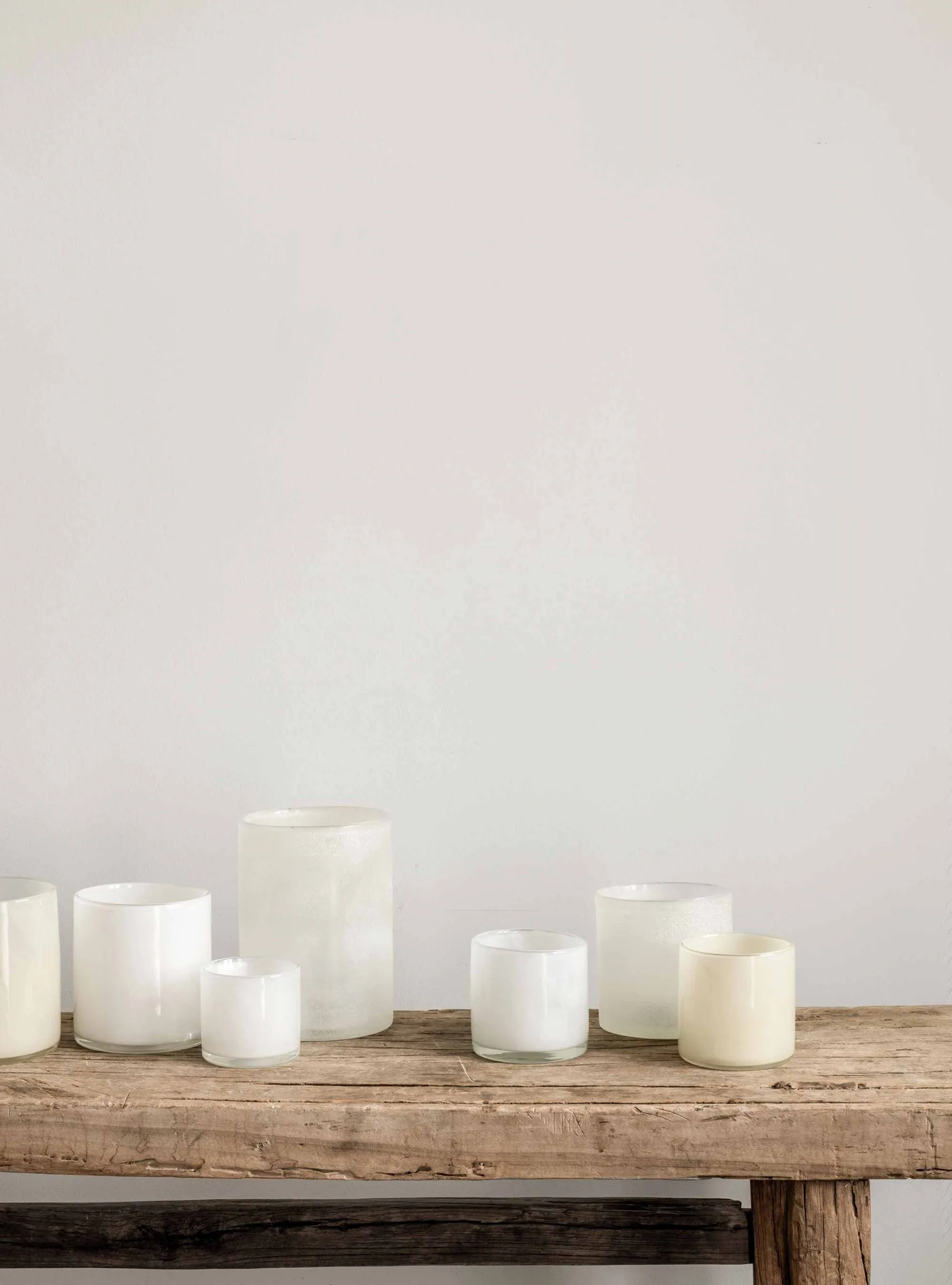 Lyric lysholder M, Linen (hvit) Tell Me More