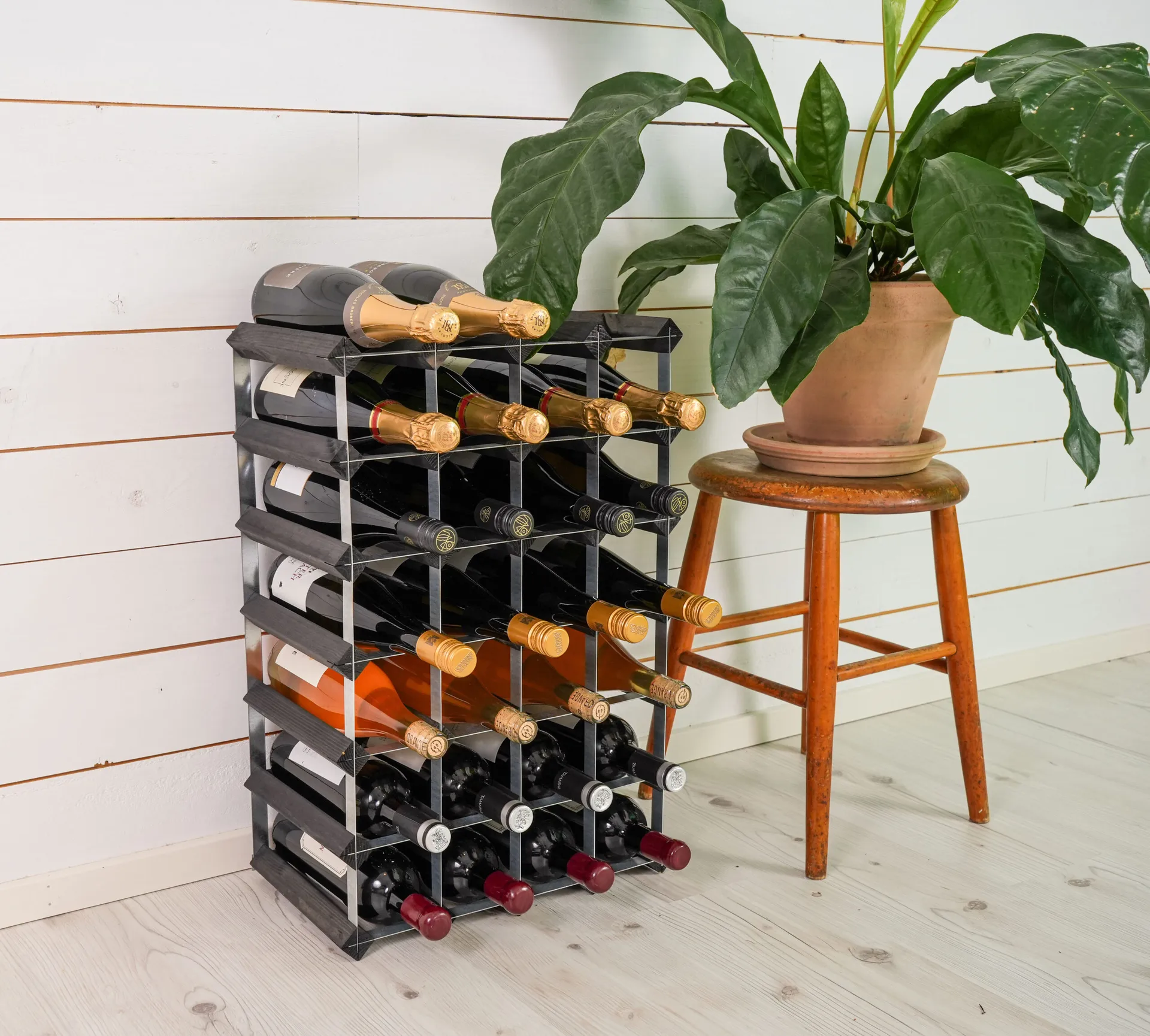 The Swedish Wine Rack Factory vinstativ montert, 30 flasker-svart furu The Swedish Wine Rack Factory