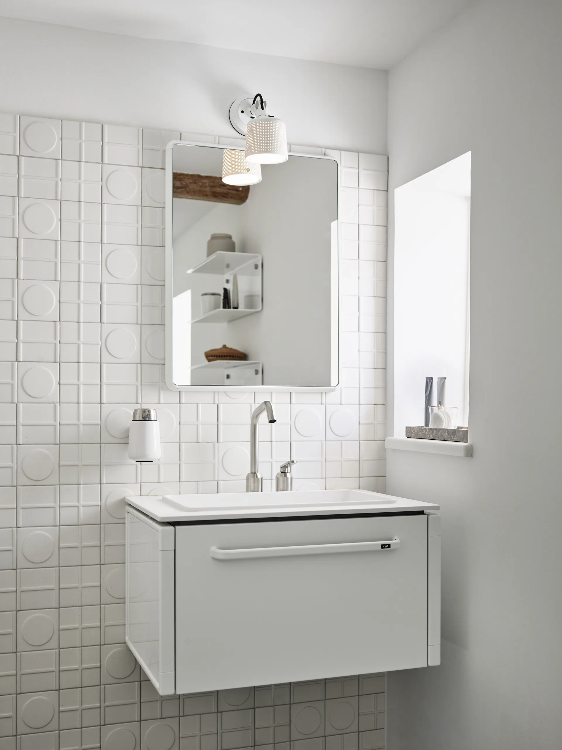 Vipp911 veggspeil small 50x66,5 cm, Hvit Vipp