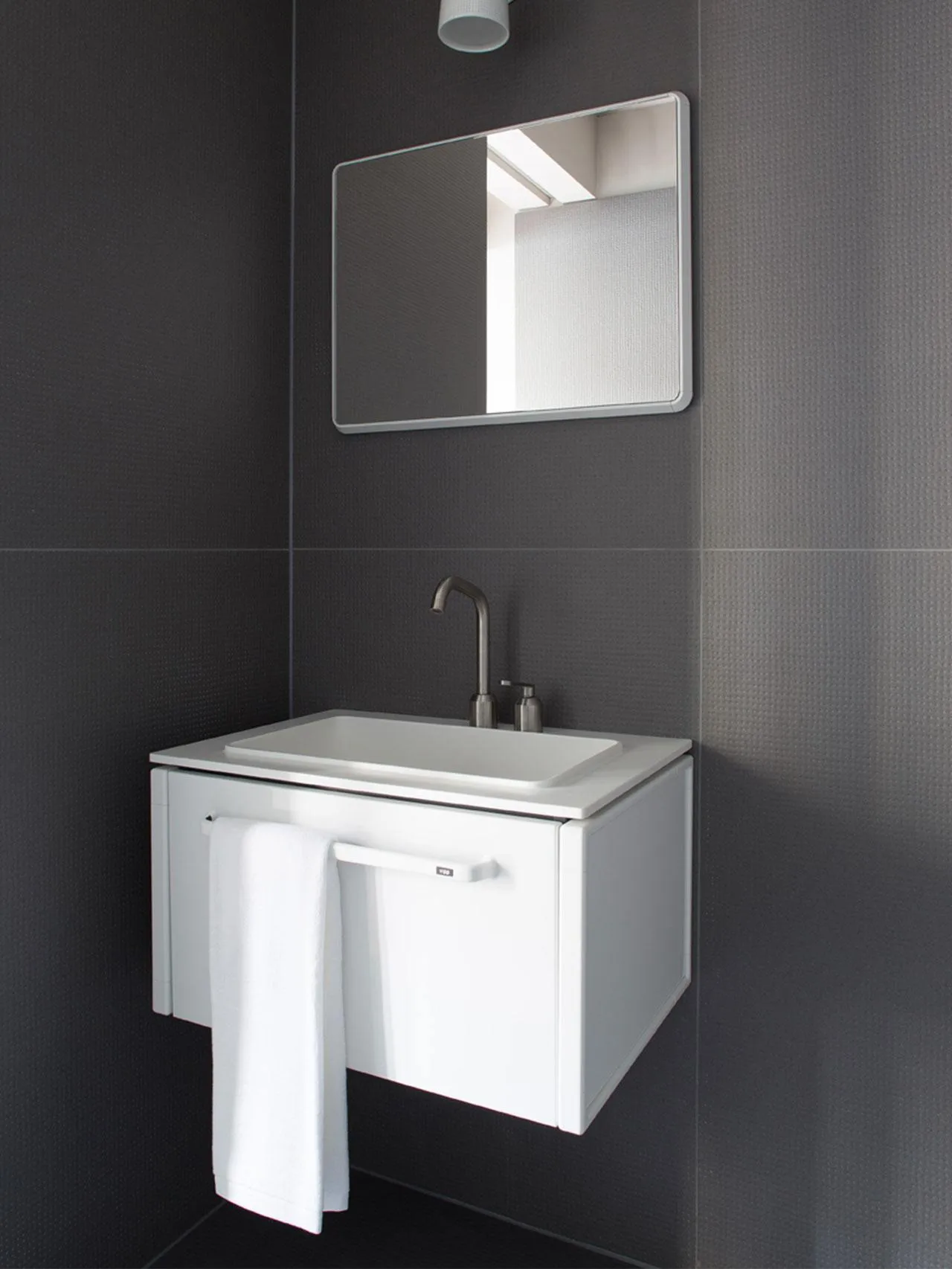 Vipp911 veggspeil small 50x66,5 cm, Hvit Vipp