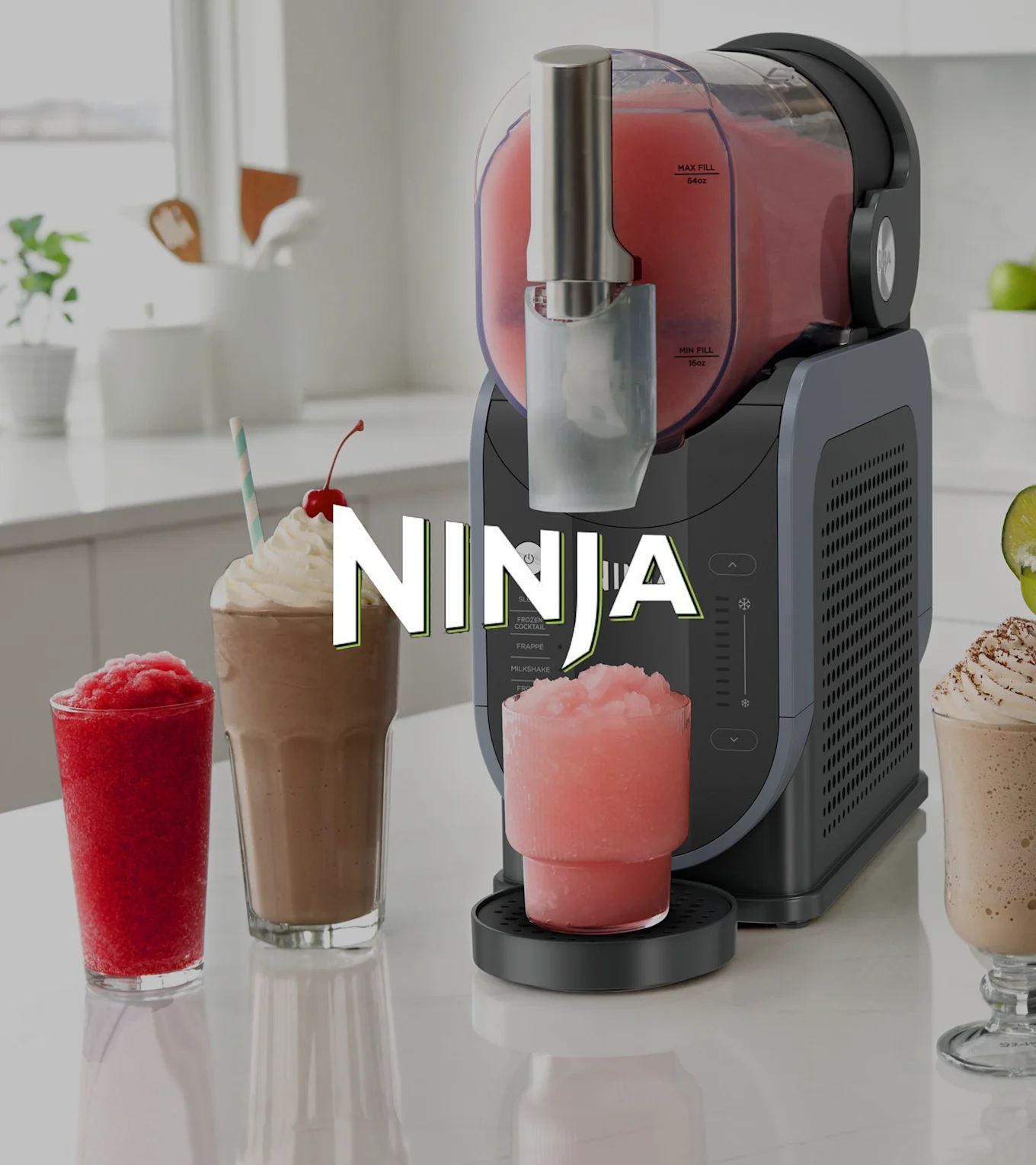 Ninja maskin for frosne drikker omgitt av glass med rød slush, sjokolademilkshake og rosa frosne drikker på en kjøkkenbenk.