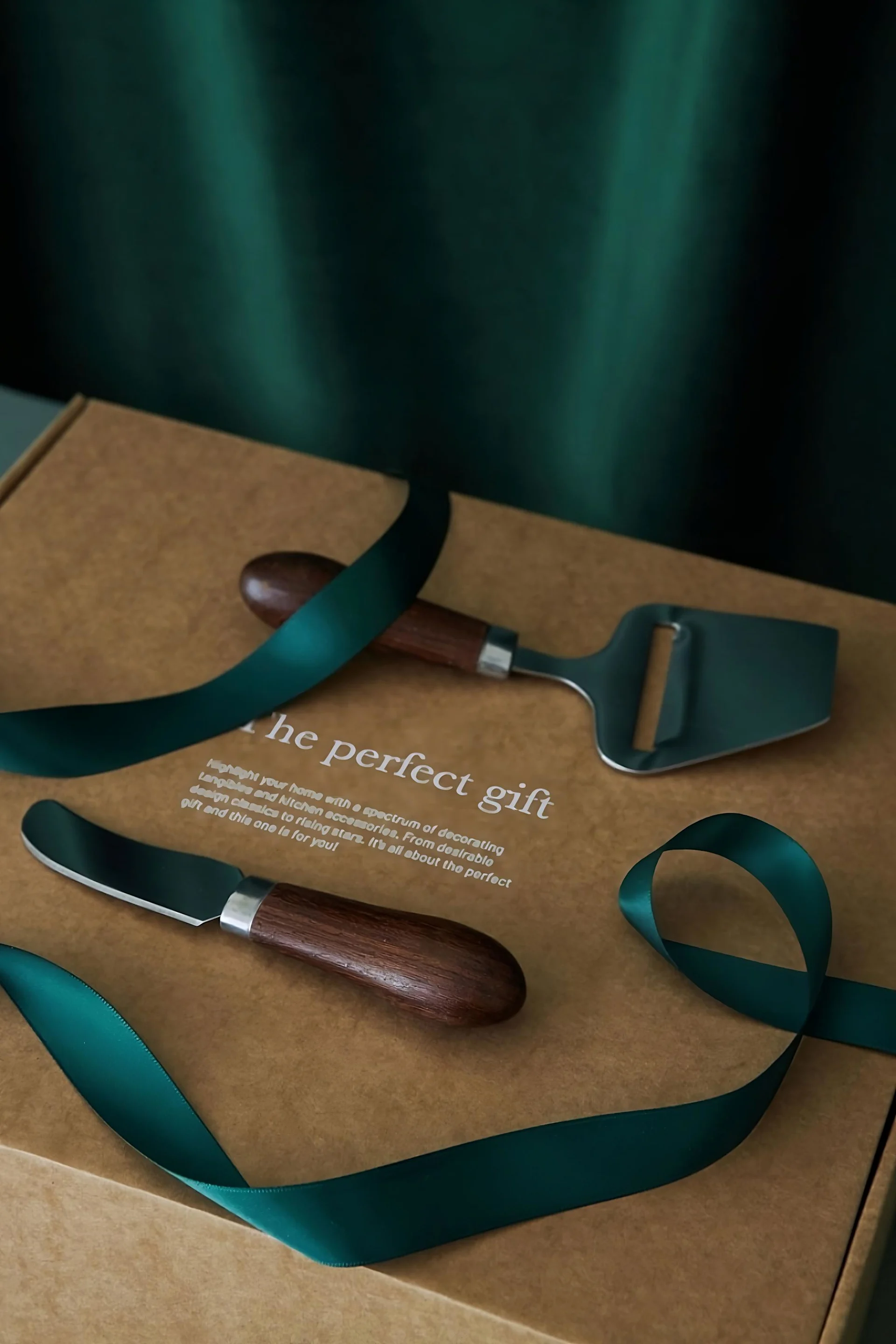 En ostehøvel og et smørknivsett er en flott gave til en hobbykokk som setter pris på både funksjonalitet og detaljer på kjøkkenet.