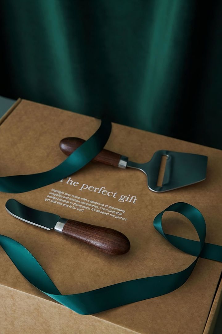 En ostehøvel og et smørknivsett er en flott gave til en hobbykokk som setter pris på både funksjonalitet og detaljer på kjøkkenet.