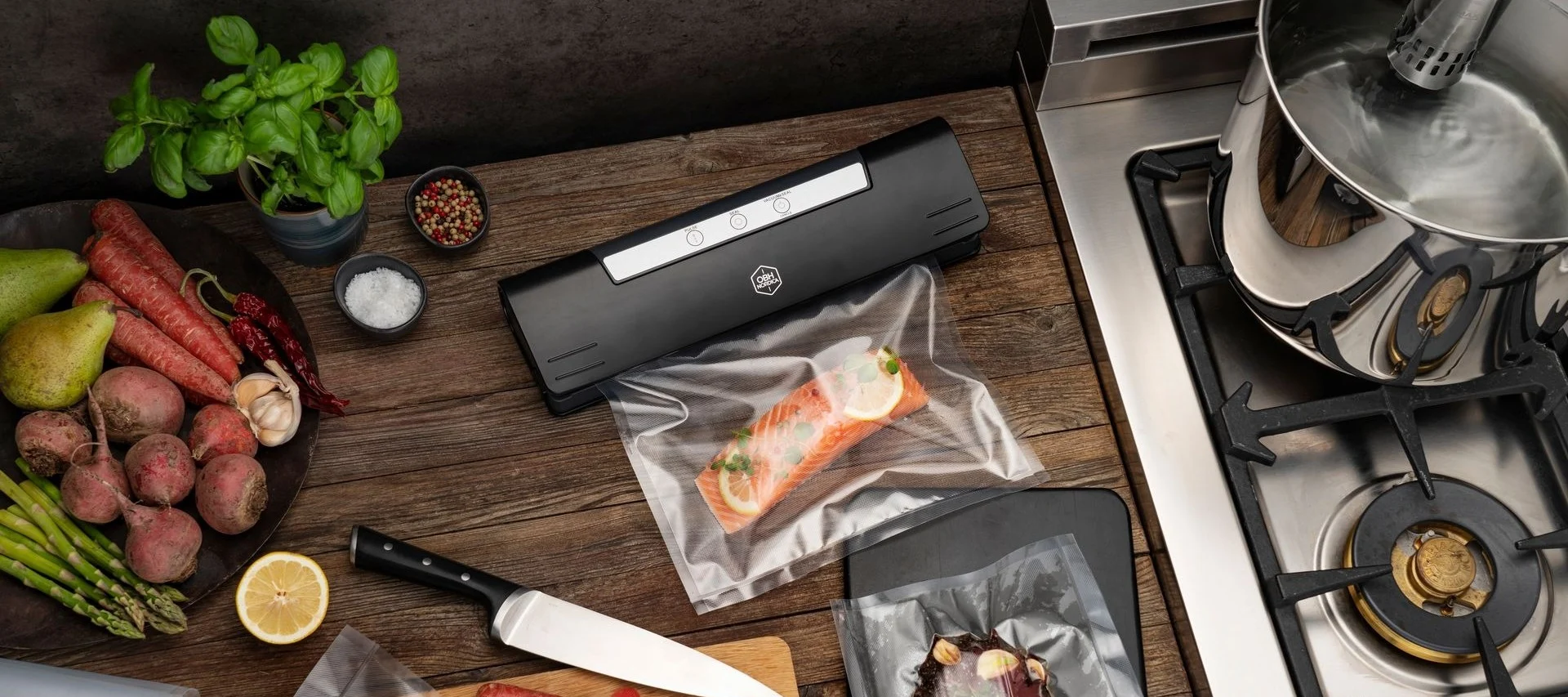 En vakuumpakker er en perfekt gave til hobbykokker. Den forlenger matens holdbarhet og er også svært praktisk for sous-vide-tilberedning, noe som gjør den til et allsidig og nyttig redskap på kjøkkenet.