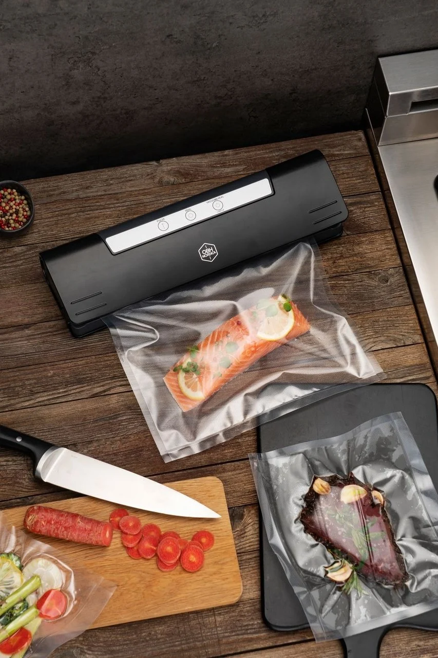 En vakuumpakker forlenger ikke bare holdbarheten på matvarer, men er også perfekt for sous-vide-tilberedning. Vakuumpakkeren fra OBH Nordica er derfor et uunnværlig redskap på kjøkkenet.