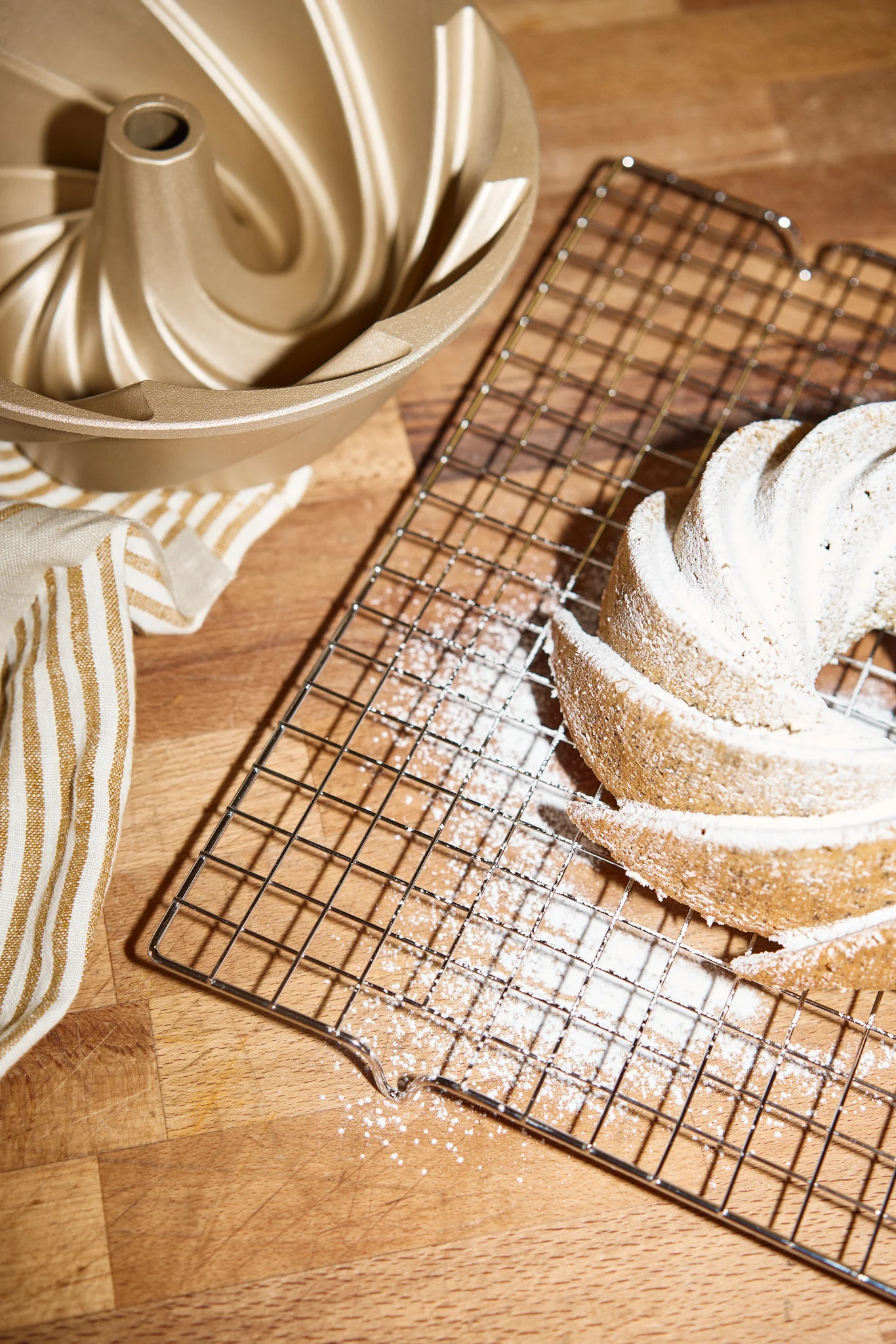 Lilian tilbyr også kunstneriske sukkerbrød, som hun baker i Nordwiks kreative former og lar avkjøle på en rist før hun drysser over melis.