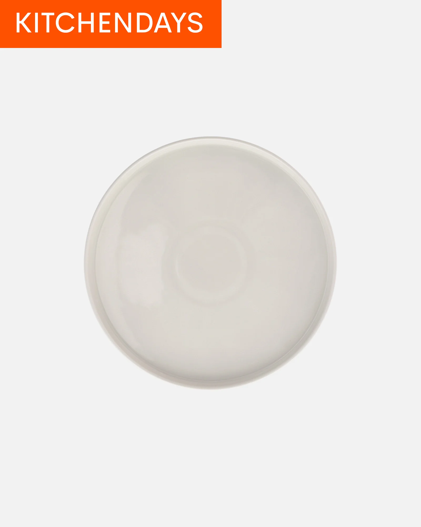 Rund, off-white keramikkplate med grunn kant og et subtilt sirkulært senter.