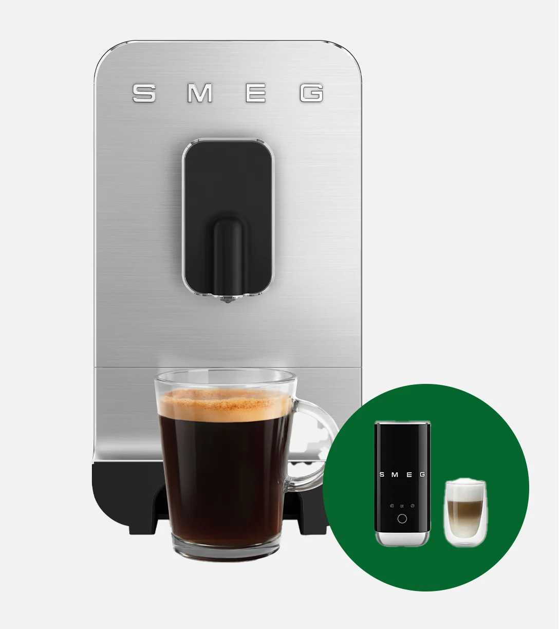 Sølv kaffemaskin som dispenserer kaffe i et glasskrus. En svart melkeskummer og et glass skummet melk vises i en grønn sirkel.