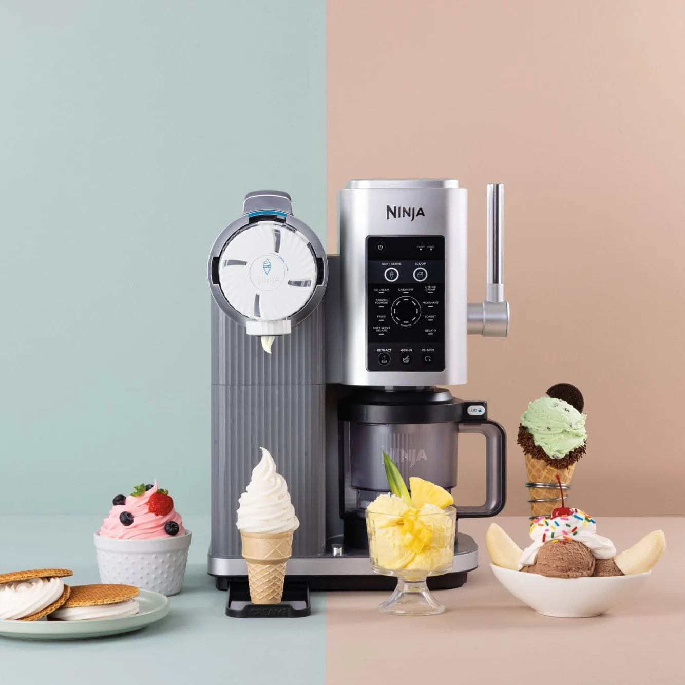 En sølvfarget softismaskin omgitt av ulike frosne godsaker som softiskjeks, is og sorbet.