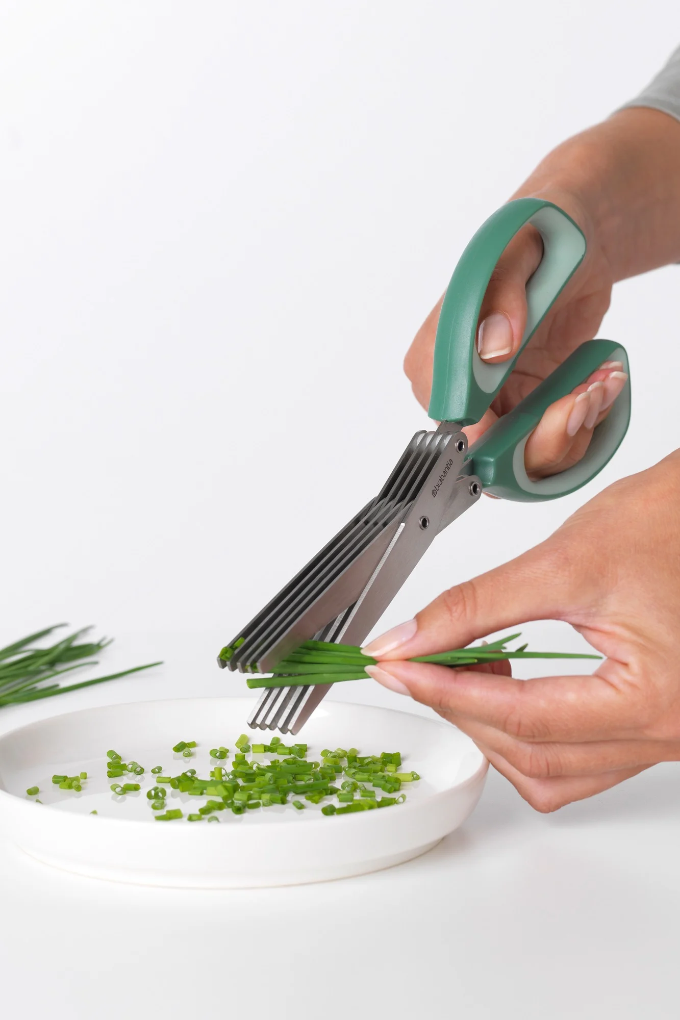 Urtesaksen fra Brabantia er ideell for å klippe gressløk eller andre urter og er dermed en flott gave til hobbykokker.