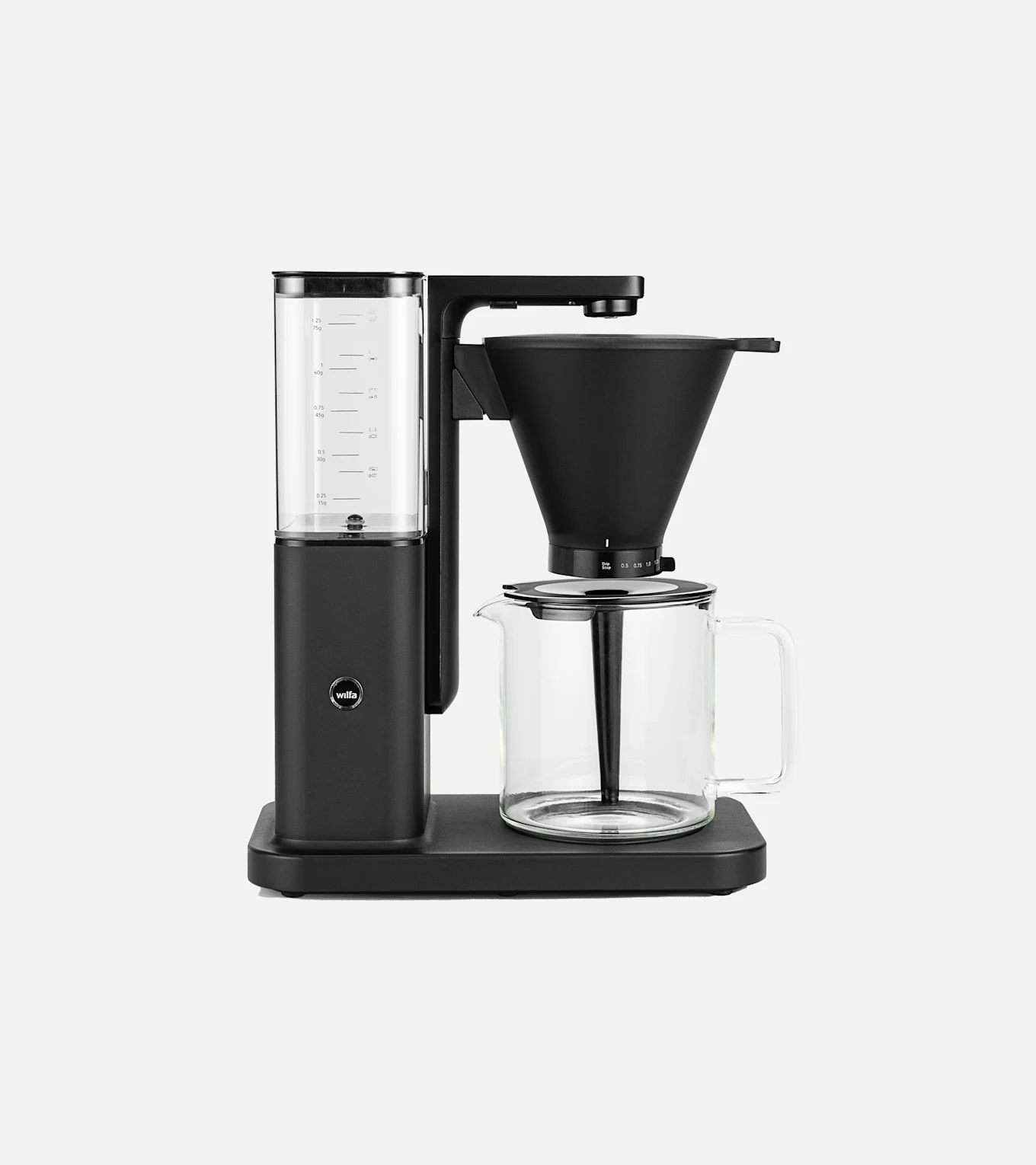 En svart kaffetrakter med en gjennomsiktig vanntank med mål, et svart filter og en glasskanne, på en svart base.