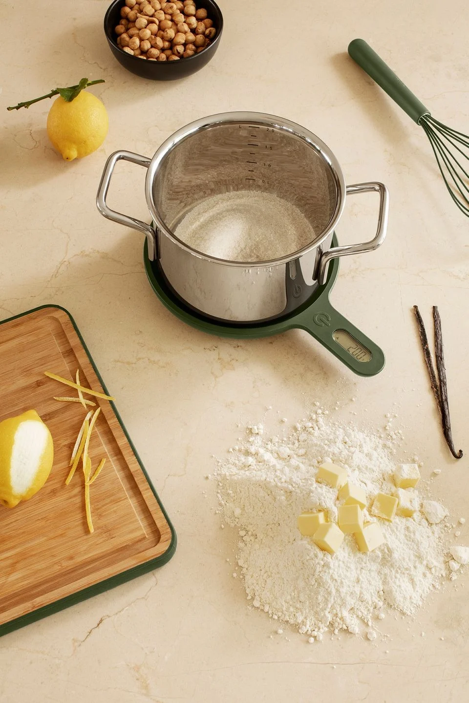 Nøyaktig måling av ingredienser kan være avgjørende for både matlaging og baking. Eva Solo Green Tool kjøkkenvekten gjør det enkelt å plassere gryter eller boller stabilt, slik at du alltid får presise målinger uten at noe sklir.