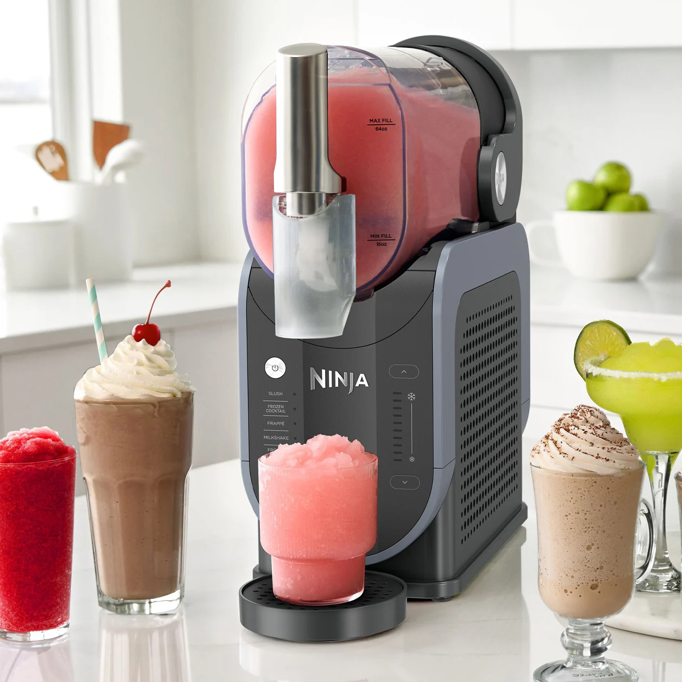 Slushiemaskin dispenserer rosa slushie, omgitt av milkshakes, slushies og en margarita.